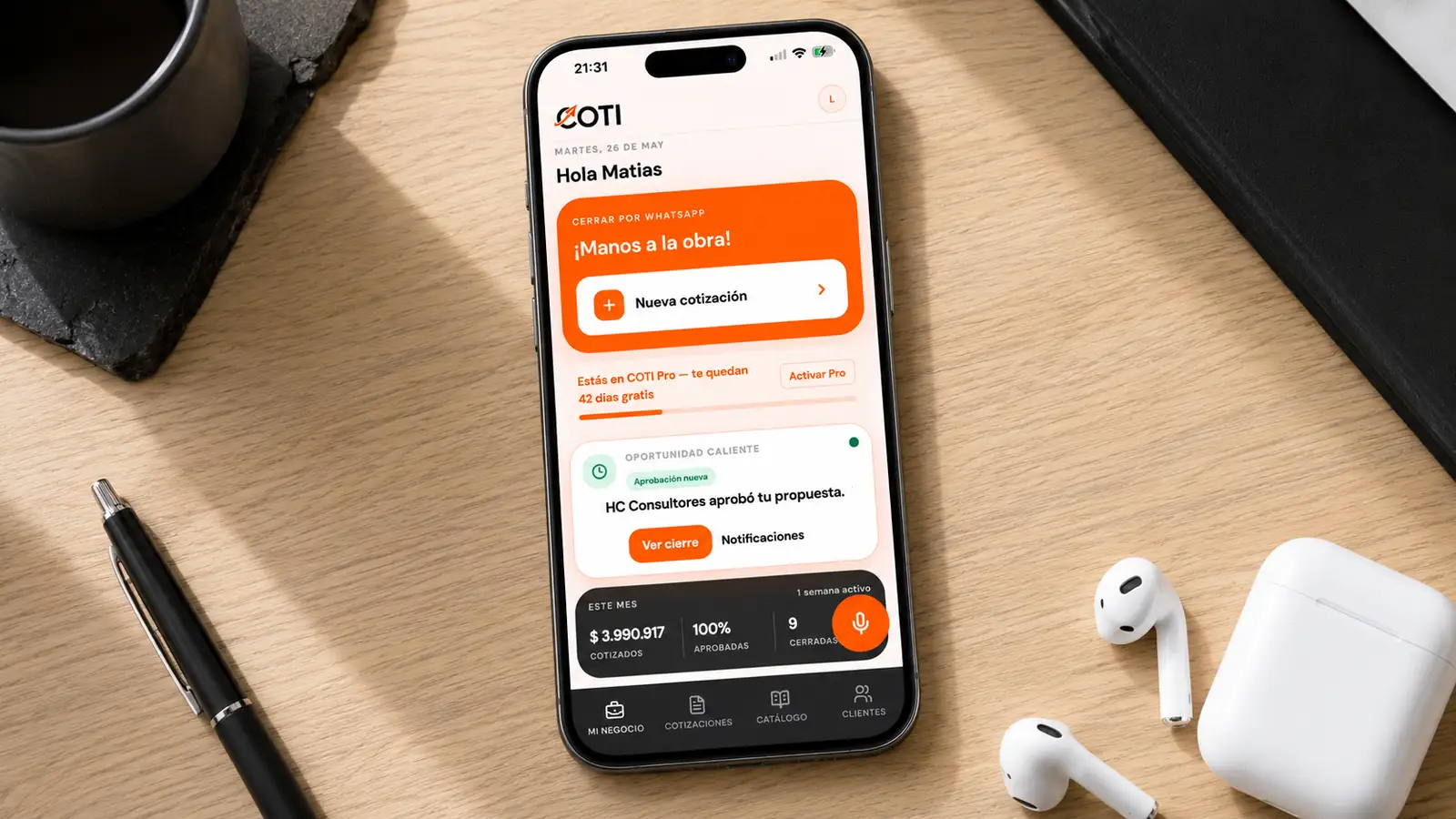 COTI abierto en un celular sobre un escritorio de trabajo